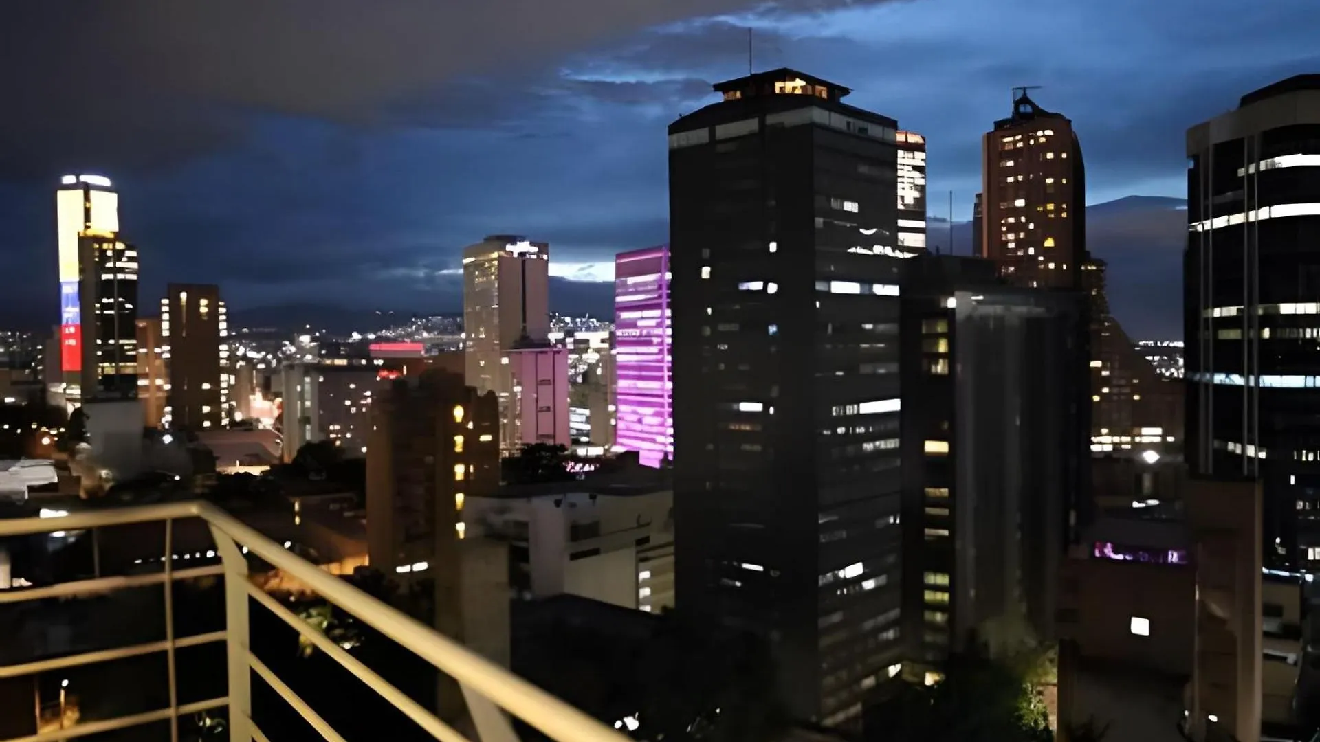 Hermoso Loft Con Balcon Y Hermosa Vista 1028 Bogotá